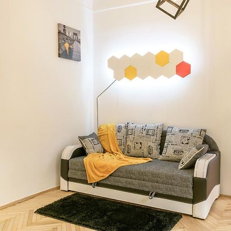 Red And Yellow Apartment Modern Lemberg Exterior foto