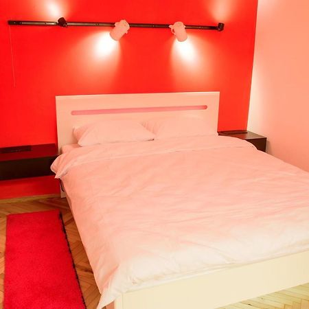 Red And Yellow Apartment Modern Lemberg Exterior foto