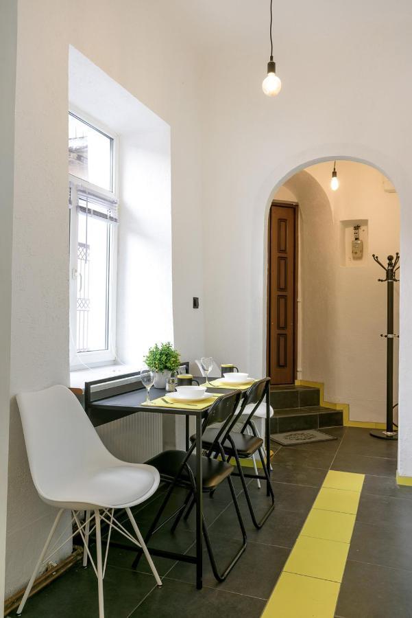 Red And Yellow Apartment Modern Lemberg Exterior foto