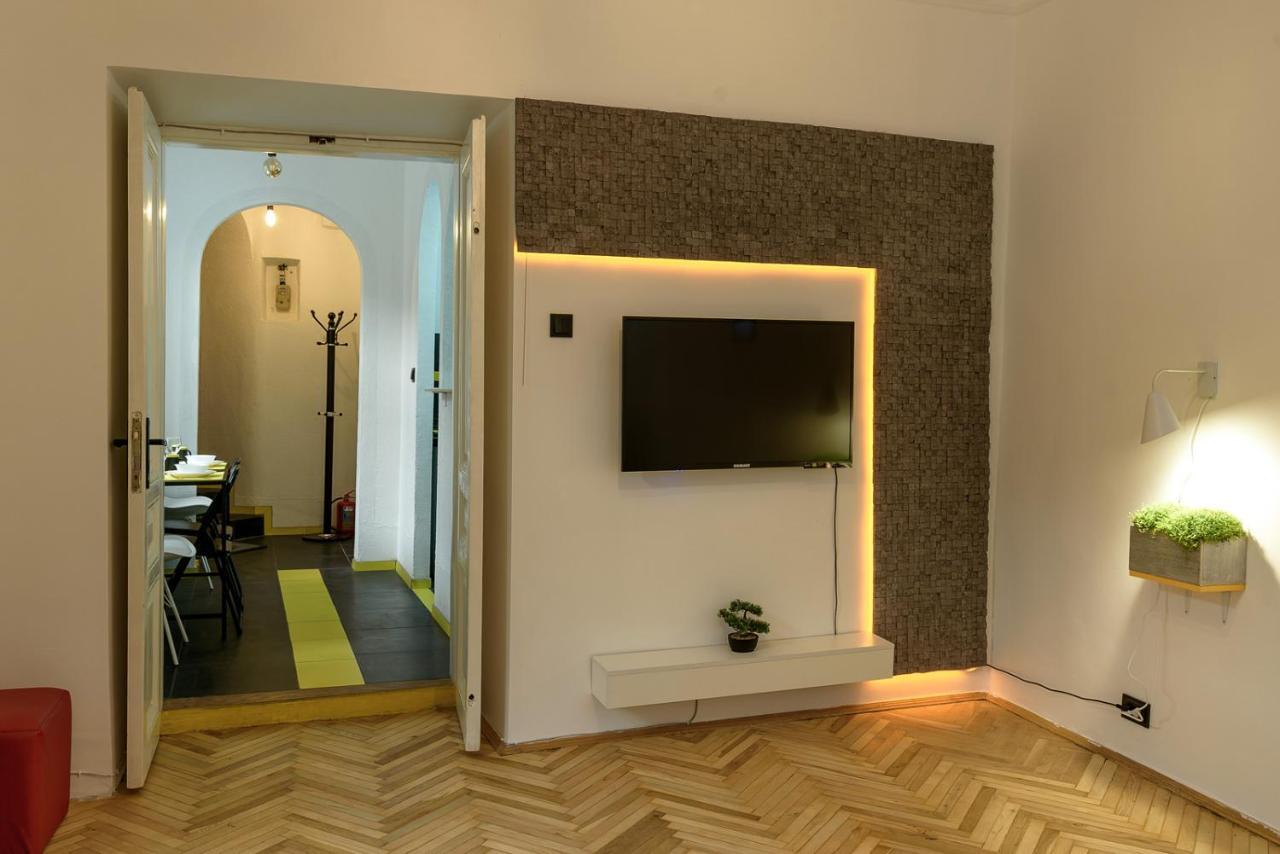 Red And Yellow Apartment Modern Lemberg Exterior foto