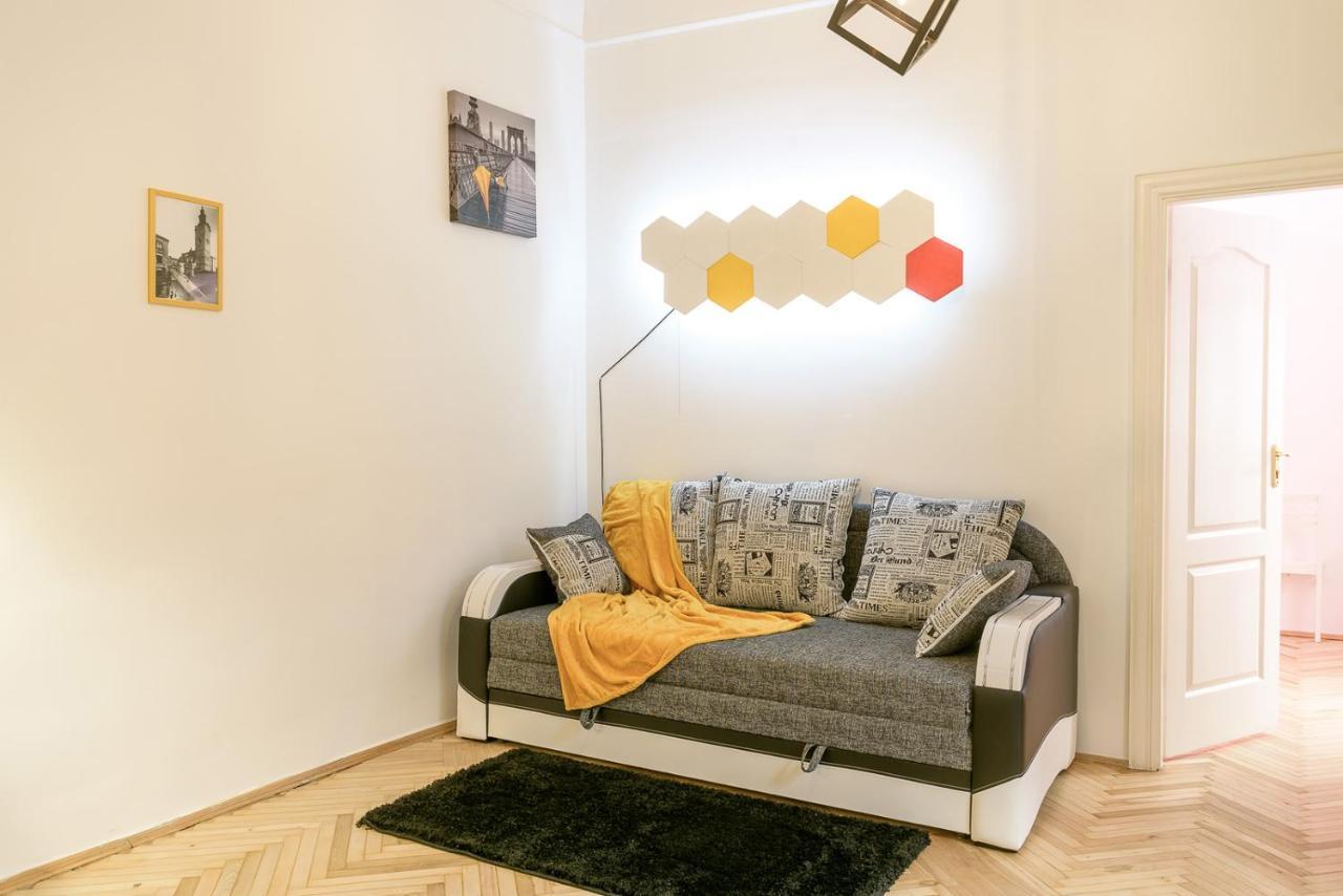 Red And Yellow Apartment Modern Lemberg Exterior foto