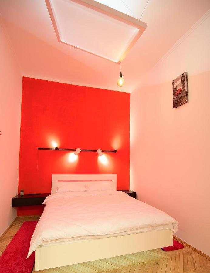 Red And Yellow Apartment Modern Lemberg Exterior foto